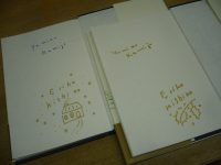 『クリスマスの小屋』『はりねずみともぐらのふうせんりょこう』のサイン、お見せします！