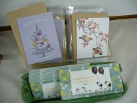 東郷なりささんのグッズ・作品も販売（明日から）