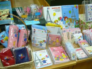 大人気！マドレーヌグッズ、継続販売中～