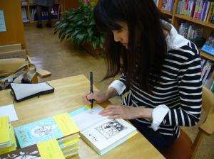 平澤朋子さんのステキなサインが入っていま～す