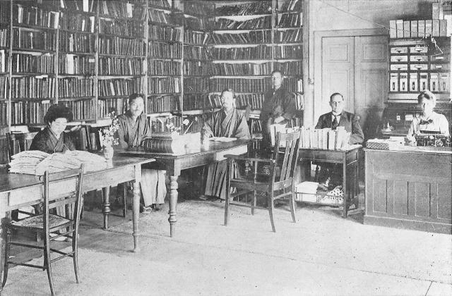 1915(大4)年頃 興文協会編集室 1915(大4)年頃 興文協会編集室