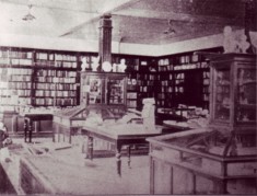 1906(明治39)年当時の１階店内