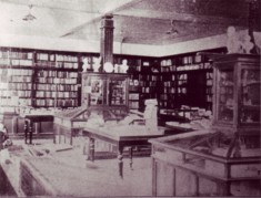 1906(明治39)年当時の1階店内 1906(明治39)年当時の1階店内